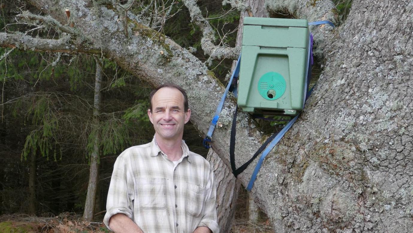 Linton with Bait Hive - copyright Beelistener.co.uk